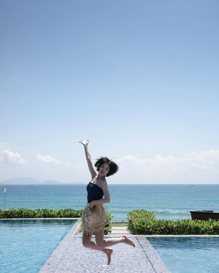 Cô nàng hào hứng tạo dáng, chụp ảnh hòa mình cùng thiên nhiên.