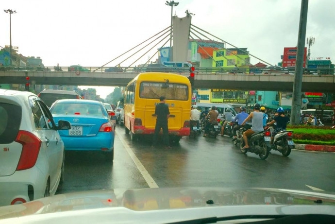 Không riêng gì các phương tiện cá nhân, trên đường phố Hà Nội cũng từng xảy ra trường hợp một tài xế xe khách Hải Dương trong lúc dừng đèn đỏ đã xuống xe, vòng ra sau đứng tiểu bậy ngay giữa tuyến phố đông đúc nhất. Sự việc diễn ra giữa ban ngày và có rất nhiều phương tiện đang lưu thông trên đường.