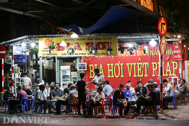 Tới thời điểm 18h ngày 24/3, ghi nhận tại một nhà hàng, quán bia trên địa bàn quận Cầu Giấy, Ba Đình, Hoàn Kiếm… lượng khách nhậu tụ tập đông hơn rất nhiều so với thời điểm lúc trưa.