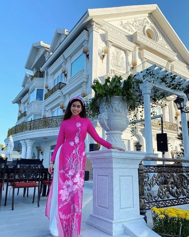 Tại Việt Nam, Tiên Nguyễn được sống trong lâu đài dát vàng cùng với gia đình tại TP HCM. Biệt thự nhà cô nàng có bể bơi vô cực với view nhìn thẳng ra sông Sài Gòn, vậy là đủ biết đây cuộc sống của cô đầy đủ "nhung gấm" ra sao.