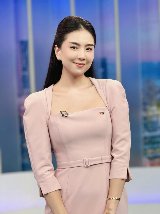 Mai Ngọc sinh năm 1990 tại Hà Nội. Cô là một trong những nữ MC được yêu thích nhất Đài truyền hình Quốc gia.