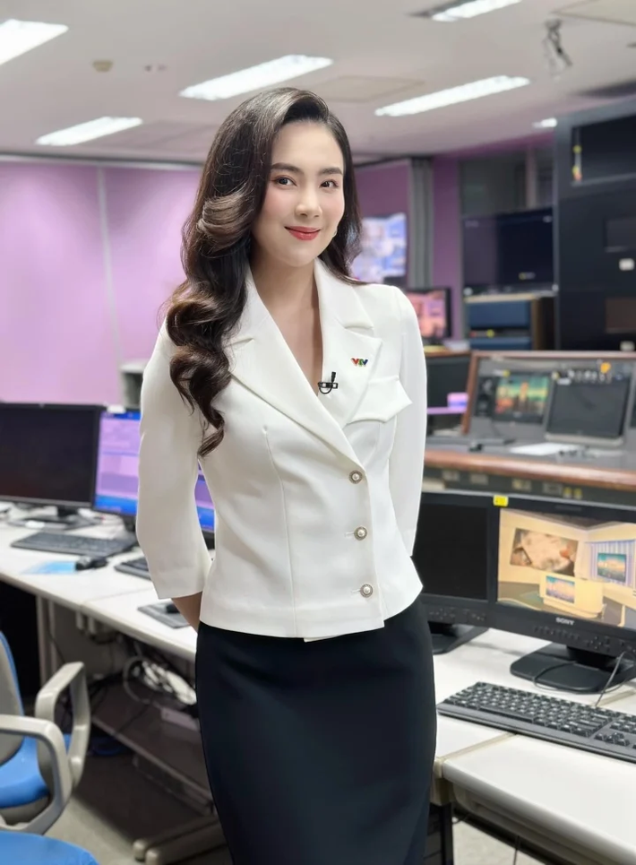 Tháng 12/2016, Mai Ngọc lên xe hoa với bạn trai yêu 10 năm. Chuyện tình đẹp của đôi trai tài, gái sắc cùng đám cưới hoành tráng đã khiến bao người xuýt xoa. Chính vậy khi vừa mới đây, thông tin chia tay của nữ MC đã khiến nhiều người ngỡ ngàng.
