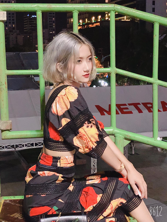 Cô gái Quảng Ngãi chia sẻ nghề mẫu bén duyên với cô rất đỗi tình cờ. Sau khi lên Sài Gòn học tập, Trâm phải làm đủ việc để kiếm thêm thu nhập, đỡ đần bố mẹ. Qua những lần làm mẫu make up, hot girl Quảng Ngãi bén duyên với luôn với nghề.