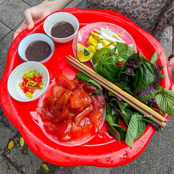 Sứa còn sống có nhiều độc tố, nhất là tại các xúc tu. Do đó người dân xứ Cảng sau khi đánh bắt sứa sẽ ngâm chúng vào thùng nước có vỏ hoặc rễ của cây sú vẹt để khử mùi tanh, loại bỏ độc tố và tăng thêm màu đỏ cho sứa.