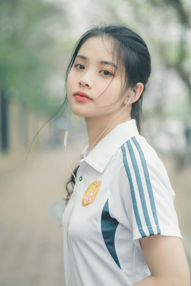 Nữ sinh Lê Thị Hồng Nhung sinh năm 1998, quê Hà Tĩnh hiện đang là cái tên khá nổi trong trường Học viện Ngân hàng bởi vẻ đẹp trong veo, dung dị.