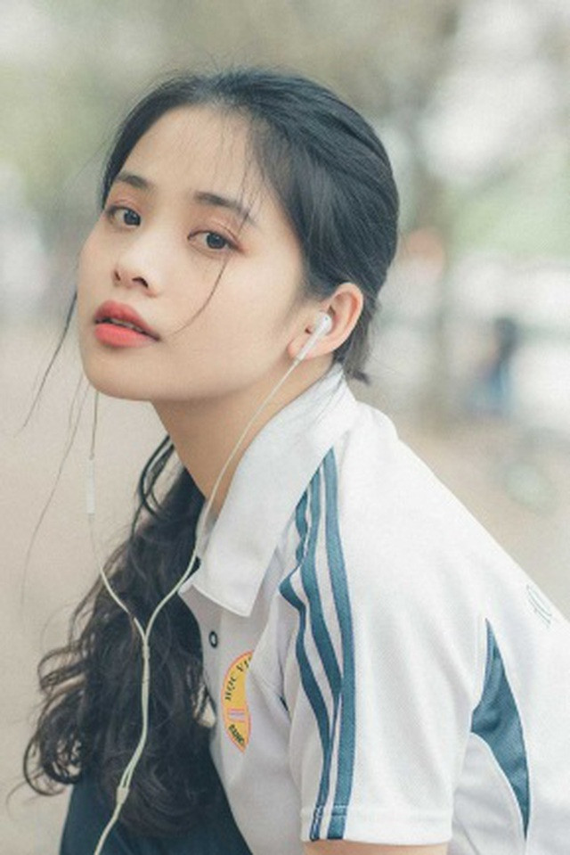Hồng Nhung hiện tại đang là sinh viên năm cuối khoa Quản trị kinh doanh, theo chia sẻ cô nàng lựa chọn ngành học này vì nhận thấy cơ hội việc làm và môi trường làm việc năng động đúng với mong muốn.