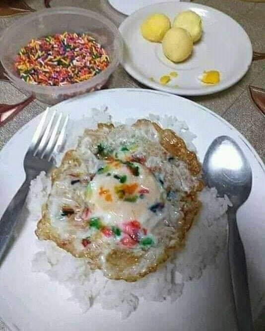 Pha kết hợp cực đỉnh khi rắc thêm cốm dinh dưỡng vào trứng chiên.