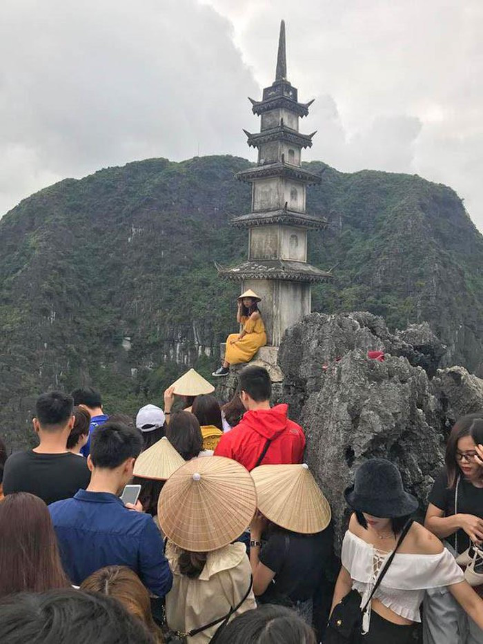 Ninh Bình nổi lên bởi vẻ "tiên cảnh", là điểm checkin ưa thích của giới trẻ. Bởi thế, sẽ không ngạc nhiên nếu du khách gặp phải cảnh "mòn chân xếp hàng" để có tấm ảnh sống ảo tại đây trong dịp 2/9. Ảnh: we25.vn