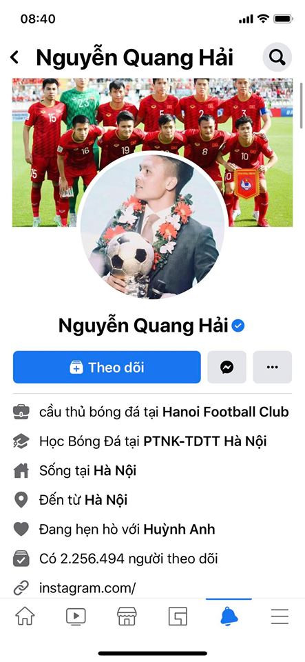 Còn phía anh chàng cầu thủ vẫn giữ nguyên trạng thái hẹn hò với hot girl Nha Trang như bình thường.