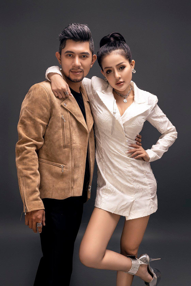 Trong clip, Ngân cũng thẳng thừng chia sẻ: "Clip này quay một năm hoặc hơn một năm rồi. Lý do tại sao quay là vì mình thích thôi. Sở thích của em chắc ai nhìn vào hay chính em cũng từng nghĩ biến thái nhưng thiệt sự mình cũng có mà không dám nhận thôi. Nó không hại đến ai nhưng cho đến khi bị phát tán thì nó vô tình khiến những người không chủ đích bị khó chịu. Còn những bạn cố tình xem hay share thì mình không còn điều gì để nói đến nữa".