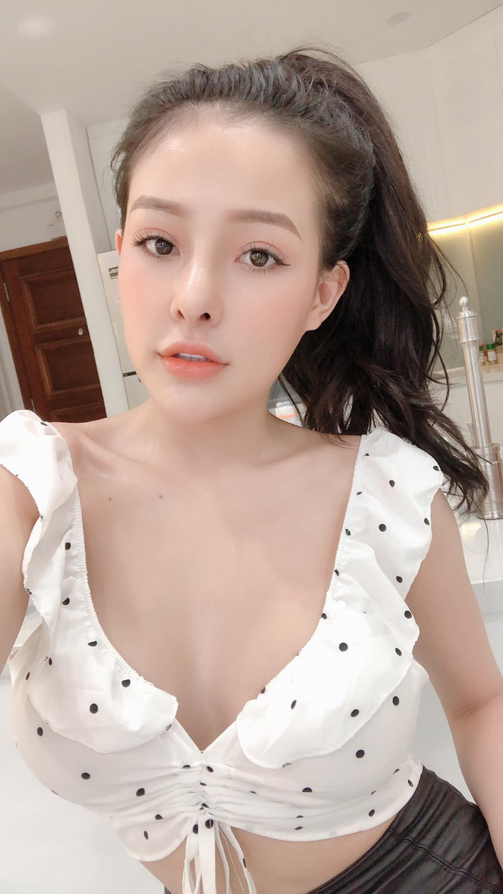 Mới đây, cộng đồng mạng truyền tay nhau một đoạn clip nóng mà theo suy đoán của nhiều người, nhân vật nữ chính không ai khác ngoài Ngân 98. Trước đó, cô nàng cũng từng chia sẻ bị mất điện thoại trong đó có nhiều ảnh, clip nhạy cảm sau đó cô nhận được nhiều tin nhắn doạ nạt và tống tiền từ người lạ.