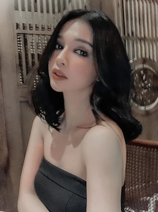Ngoài đời, hot girl này có phong cách cực kỳ sang, để tóc dài xõa tự nhiên vén một bên khoe vai trần mềm mại.