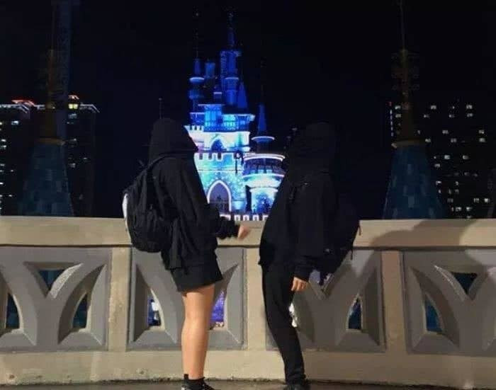 Trong khi các cặp đôi rủ nhau bắt trend chụp ảnh couple này, nhiều FA tỏ ra "khó chịu" với trào lưu này.