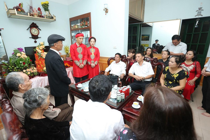 Những hình ảnh về lễ ăn hỏi đặc biệt này đang nhận được sự quan tâm của đông đảo CĐM, bên dưới phần bình luận rất nhiều cư dân mạng gửi lời chúc phúc tới cô dâu và chú rể. Nguồn ảnh: Hoàng Đạt