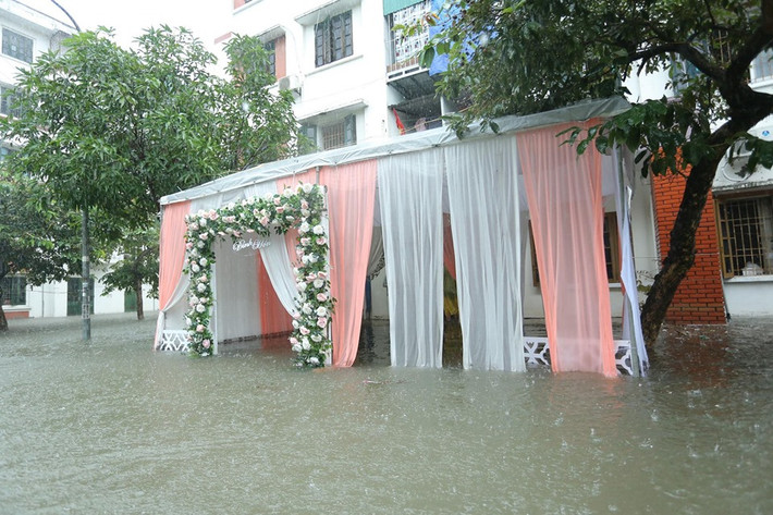 Có lẽ đám hỏi được tổ chức trong ngày mưa ngập thế này sẽ trở thành kỷ niệm đáng nhớ nhất đối với họ.