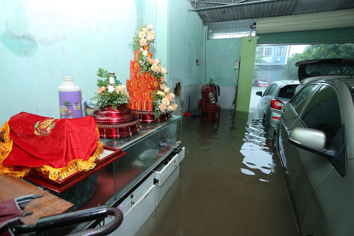 Đây là câu chuyện về một đám hỏi đặc biệt tại Tp Vinh (Nghệ An) trong ngày mưa lớn kỷ lục, các con phố đề chìm trong biển nước.