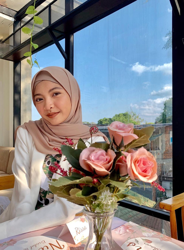 Cô nàng hiện đang theo học Tâm lý học, Đại học Brawijaya, ngoài ra nàng WAGs xinh đẹp cũng đang trợ giúp bố với vai trò là trợ lý tại CLB Arema FC.