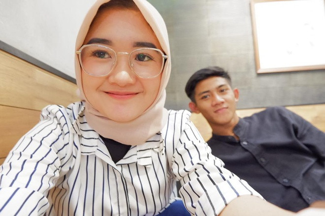 Desi Novelia Sari được biết đến là bạn gái của hậu vệ U22 Indonesia, Firza Andika. Cặp đôi thường xuyên đăng tải khoảnh khắc bên nhau trên mạng xã hội.