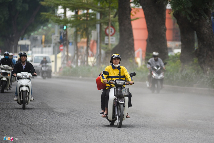 Mỗi khi có xe đi qua, đường phố chìm trong cát bụi.