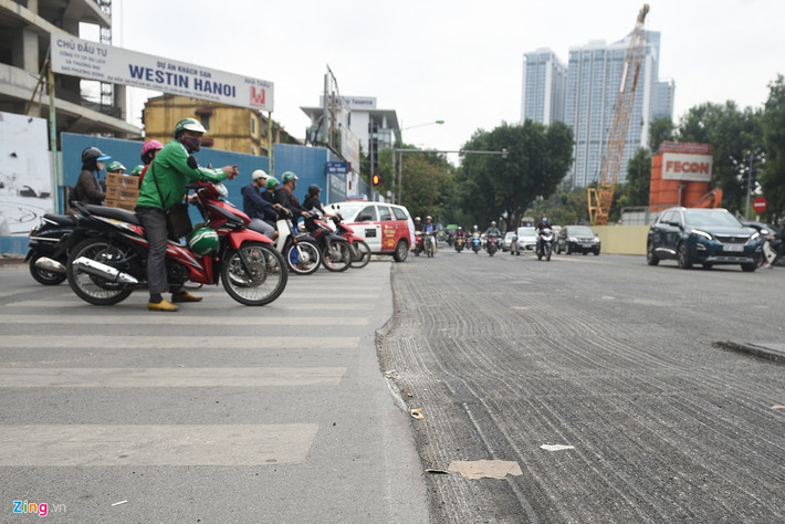 Nhiều đường phố Hà Nội đang được cào bóc để cải tạo, thi công. Khoảng 150 m đường Kim Mã, đoạn từ nút giao Núi Trúc đến số 207 Kim Mã, đang được cải tạo. Ban ngày, công ngừng sửa chữa. Việc thi công chỉ diễn ra từ 22h đến 5h.