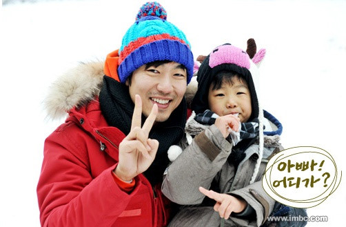 Cùng xuất hiện trong chương trình Dad, Where Are We Going? (tạm dịch: Bố ơi mình đi đâu thế) mùa đầu tiên, hai cặp bố con Lee Jong Hyuk - Lee Junsu (bên trái) và Yoon Min Soo - Yoon Hoo đều sở hữu lượng fan đông đảo bởi tính cách hài hước và những màn tung hứng, đối đáp đáng yêu.