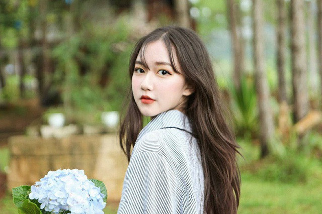Bình thường, Thoại Nghi rất giản dị, chỉ mặc đồng phục đi học là chính. Thế nhưng khi đi chụp hình hay biểu diễn, cô nàng thường phải lựa chọn trang phục phù hợp, nổi bật cùng với việc trang điểm đậm cho ăn hình.
