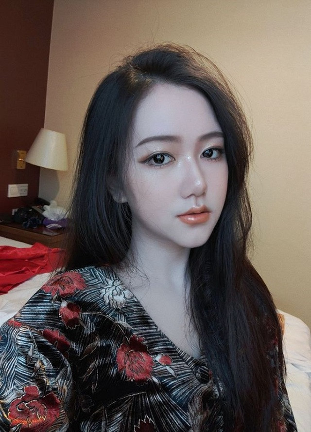 Có thời điểm, nội tiết tuổi dậy thì thay đổi, Thoại Nghi chia sẻ mình đã gặp stress vì mặt lên quá nhiều mụn. Sau đó, cô nàng phải đầu tư một số tiền lớn để đi spa, mua mỹ phẩm về chăm sóc da. Hiện tại mọi chuyện đã ổn hơn khiến hot girl cũng tự tin hơn nhiều.