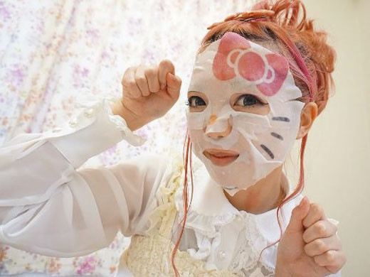 Yêu thích Hello Kitty, cô nàng này săn lùng bằng được mặt nạ của nhân vật hoạt hình đáng yêu này nhưng khi đắp lên mặt, trông cô nàng chẳng khác gì Hello Kitty phiên bản lỗi.