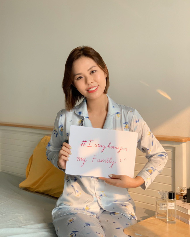 Nếu là một người bận rộn với hàng tá công việc mỗi ngày, bỗng dưng bạn phải dẹp hết sang một bên để tự cách ly tại nhà hẳn không mấy dễ chịu. Nếu là một photographer gần như ngày nào cũng được chụp hình, được thoả sức sáng tạo nay bạn phải ở ru rú trong nhà 14 ngày cũng không vui lắm đâu. Chưa hết, bạn còn phải xử lý một vài tin đồn thất thiệt, nhận vô số cuộc gọi và tin nhắn lúc nửa đêm nữa chứ. Nhân vật đang được nhắc đến chính là cô bạn Nguyễn Hồng Nhung (24 tuổi, Hà Nội).