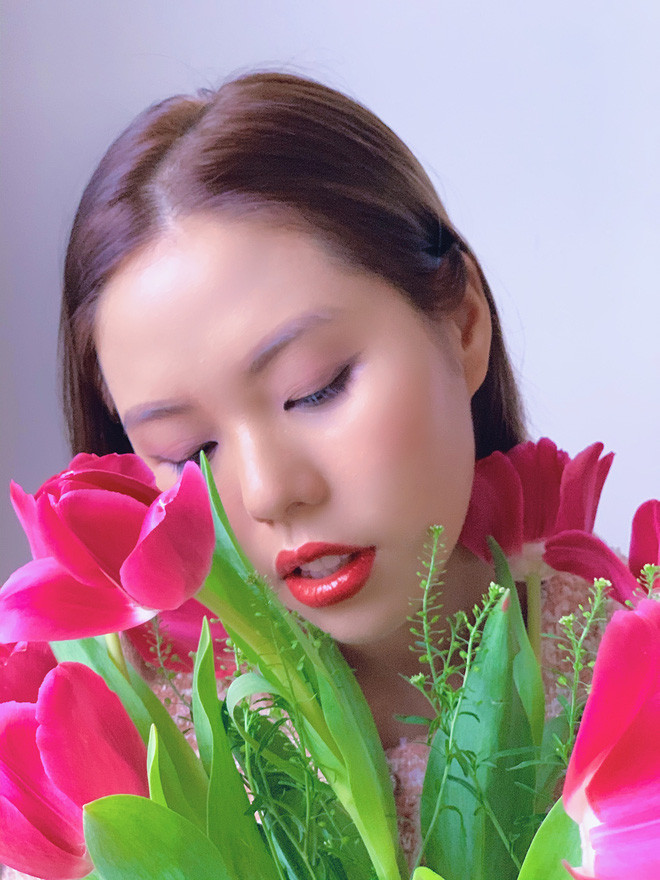 Trước đây ngày nào mình cũng dành chút thời gian dạo quanh bờ hồ (hồ Hoàn Kiếm) lang thang suy nghĩ, thành thói quen luôn. Vậy nên khi cách ly mình thèm được đi bộ, thèm được hít thở không khí của thành phố. Nhưng mình chưa bao giờ có ý nghĩ sẽ "đào tẩu" đâu nhé! Chuyện cách ly là mình đặt ra nên muốn thực hiện đúng, không bao giờ muốn vì sự ích kỉ nhất thời mà ảnh hưởng đến những người xung quanh. Kết thúc 14 ngày cách ly, mình đã xuống nhà và... chào bác bảo vệ một cái, đúng kiểu thèm người.