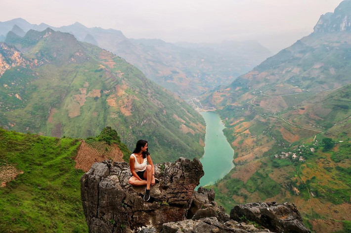 Giữa núi rừng hùng vĩ của Hà Giang, Mã Pì Lèng là một trong những điểm check-in nổi tiếng mà du khách có thể ngắm nhìn trọn vẹn khung cảnh non nước hữu tình.