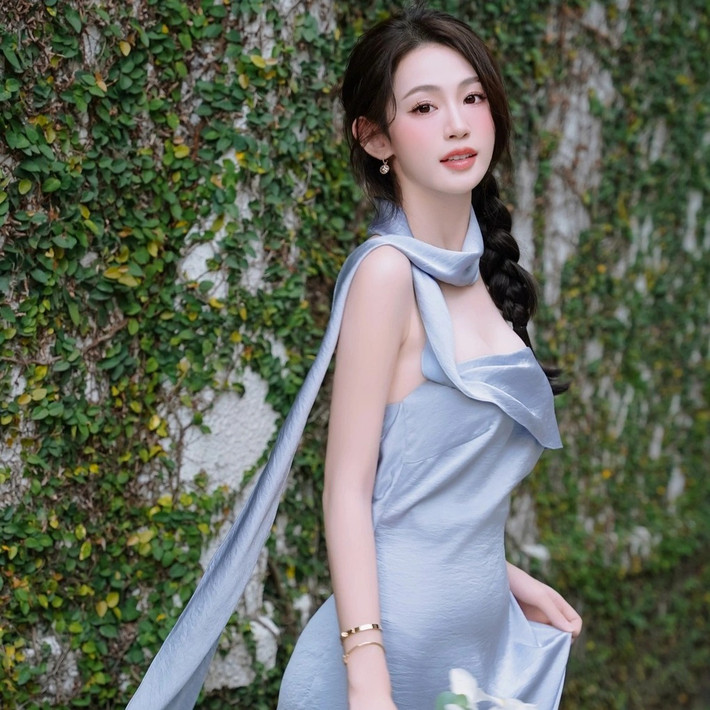 Sở hữu chiều cao nổi bật 1,70m và số đo 84-60-93cm, cô nàng hoạt động trong lĩnh vực người mẫu ảnh, ngoài ra Minh Anh còn là trợ lý đối ngoại trong một công ty.