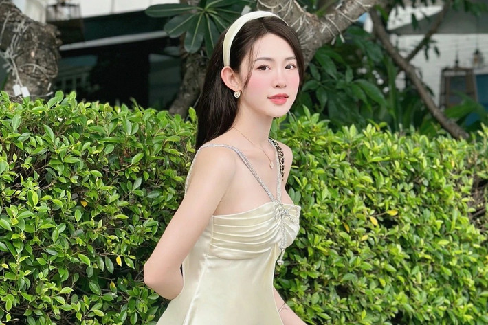 Đậu Hải Minh Anh (SN 1999, Nghệ An) tốt nghiệp ngành Luật tài chính ngân hàng, Đại học Kinh tế - Luật, Đại học Quốc gia TPHCM. Cô nàng sở hữu nhan sắc ngọt ngào, mỏng manh nhìn là muốn che chở.