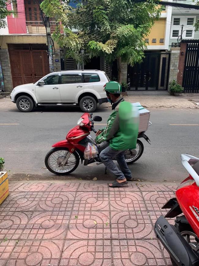 Mới đây, trên mạng xã hội xuất hiện bài viết về việc shipper bị bom hàng thu hút sự chú ý của cộng đồng mạng. "Anh đứng gọi mãi lúc đầu, nó tắt máy sau chặn số luôn. Mình với em mình mới kêu anh đưa số để gọi giúp. Có đổ chuông nhưng tắt máy, lấy 2,3 đề vậy. Anh ship xác định là bị 'bom'. Thấy mặt anh buồn mình lấy giùm anh 3 ly. Anh nói 5 ly 110 nghìn, lấy 3 ly đưa em 65 nghìn thôi..."