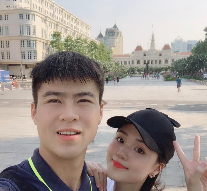 Duy Mạnh và Quỳnh Anh là cặp đôi giàu nhất làng cầu thủ - WAGs. Cặp đôi tận hưởng các chuyến du lịch hạng sang và trên người mặc toàn đồ hiệu đắt tiền.