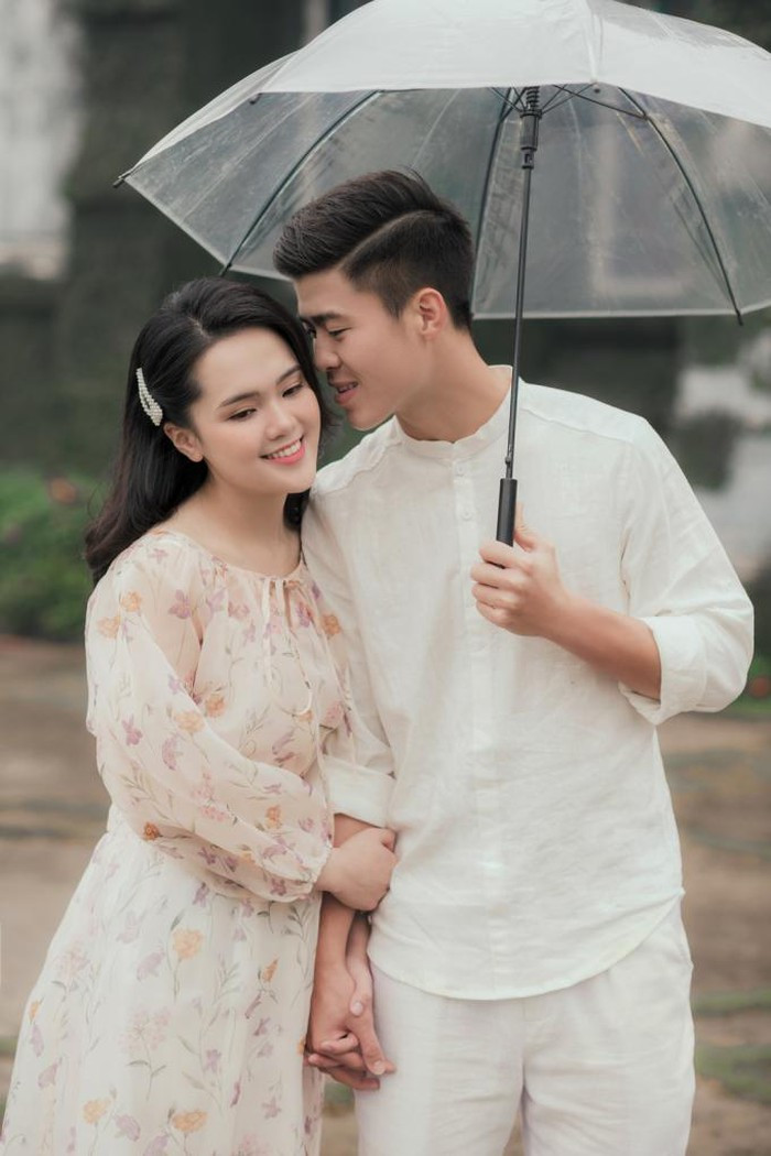 Thời gian gần đây, tin đồn Duy Mạnh "đi đường quyền" với vợ ngay tại trung tâm thương mại đông đúc gây xôn xao trên mạng xã hội. Cặp đôi vốn dĩ có chuyện tình yêu đẹp, kết thúc bằng đám cưới cổ tích khiến nhiều người ngưỡng mộ.