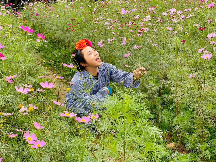 Mới đây, người dùng mạng xã hội thi nhau chia sẻ bộ ảnh của một cô gái mặc đồ "bệnh nhân", trang điểm đơn giản và biểu cảm chẳng giống tung tăng hết góc này tới góc kia. Người đăng tải bộ ảnh thậm chí còn kèm dòng trạng thái: "Con bạn mình nó khỏe mạnh bình thường, chỉ là 8/3 chưa được ai tặng quà nên bị thế mọi người ạ...".