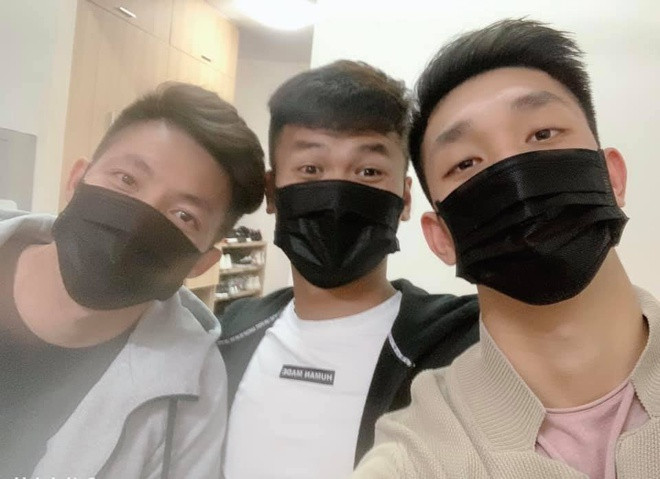 Trọng Đại và các cầu thủ của CLB Viettel ngay khi hội quân sau Tết Nguyên đán đã trang bị khẩu trang phòng virus corona. Trên trang cá nhân, visual của U23 Việt Nam viết: "3 thanh niên hưởng ứng theo cộng đồng".