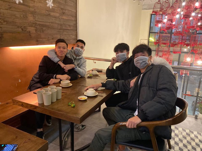 Dịch corona đang trở thành nỗi sợ hãi của toàn thế giới. Tại Việt Nam, người người, nhà nhà đổ xô đi mua khẩu trang để tránh bệnh dịch lây lan. Trên trang cá nhân, tiền vệ Phạm Đức Huy đăng tải hình ảnh anh cùng Xuân Trường, Minh Long đi ăn cũng phải sử dụng khẩu trang. Riêng ông bố trẻ Quế Ngọc Hải chủ quan không sử dụng.