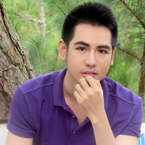 Những hình ảnh của thầy Duy ngay lập tức nhận được cơn "bão like" trên các diễn đàn và chiếm trọn tình cảm của các học sinh trong trường. Ngoài ra, các em học sinh toàn trường còn yêu mến thầy bởi sự thân thiện, hài hước cũng như nụ cười "tỏa nắng".