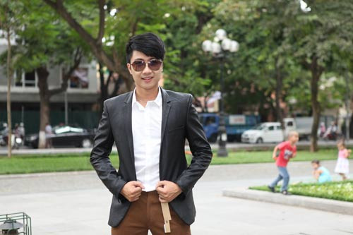 Hoàng Anh Duy. Vẻ ngoài bảnh trai, sành điệu đã giúp thầy giáo Hoàng Anh Duy được nhiều sinh viên yêu mến và lập hội “phát cuồng” với hơn 3000 lượt like. Hoàng Anh Duy, là giảng viên ĐH Ngoại thương Hà Nội.