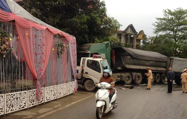 Nhiều năm nay, tình trạng dựng rạp cưới giữa đường gây cản trở giao thông khiến nhiều người bức xúc nhưng bất lực vì không thể làm gì được. Mới đây, Nghị định 100/2019/NĐ-CP về xử phạt vi phạm hành chính trong lĩnh vực giao thông đường bộ quy định phạt 6 triệu đồng đối với hành vi này được ủng hộ nhiệt tình.