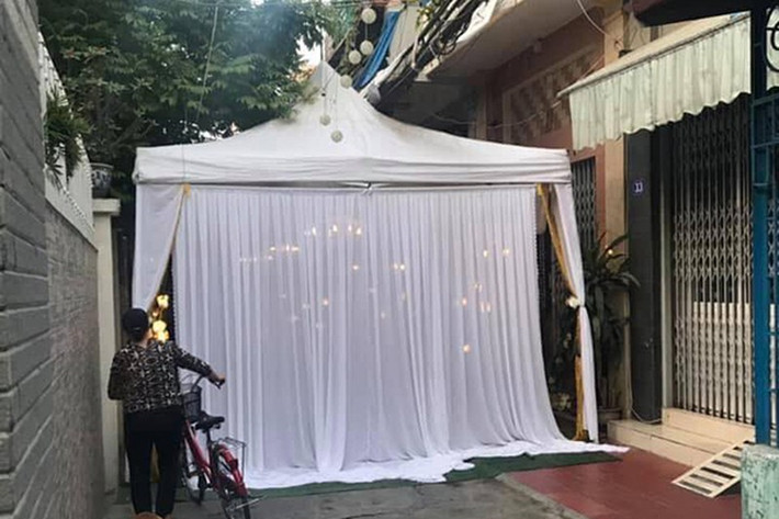 Không chỉ dựng rạp cưới giữa đường phải nộp phạt, các hành vi như sử dụng trái phép lòng đường đô thị, hè phố để kinh doanh, họp chợ, xây bục, bệ hay làm mái che, chiếm lòng đường để trông giữ xe cũng bị phạt với mức tiền tương tự.
