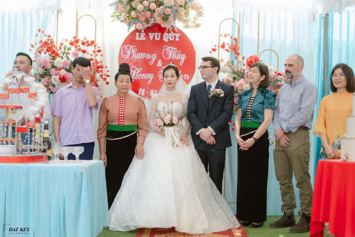 Trong suốt hành trình từ quen đến yêu, cô dâu tâm sự tất cả đều là sự tình cờ: “Anh cũng có mong muốn được học tiếng Việt, Tụi mình giữ liên lạc, kết nối. Trong 1 tháng anh du lịch ở Việt Nam, tụi mình cũng có gặp gỡ thêm, mình giới thiệu cho anh ấy về văn hóa Việt".