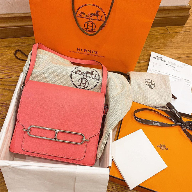 Chiếc túi mà Quỳnh Anh mới sở hữu là thiết kế Hermès Roulis có giá dao động từ 7.000 USD – 13.000 USD (khoảng 160 triệu đến 300 triệu đồng) tùy kích cỡ.