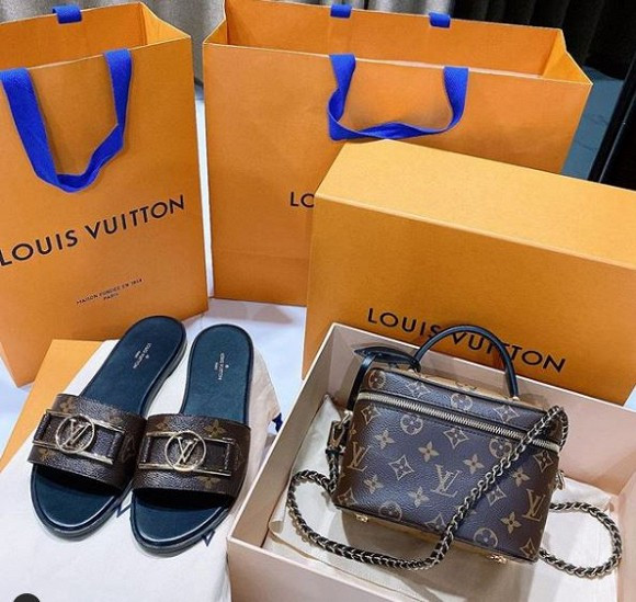 Cách đây không lâu, cô nàng cũng từng khoe mua dép và túi sang chảnh đến từ thương hiệu Louis Vuitton.
