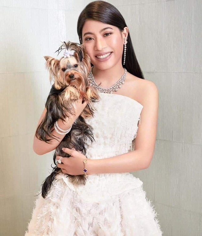 Công chúa Thái Lan Sirivannavari Nariratana (SN 1987) nổi tiếng là một người phụ nữ quyền lực tại Thái Lan. Tại xứ chùa Vàng, cô rất được ngưỡng mộ vì xuất thân quyền quý, giàu có lại có tài năng xuất chúng trong lĩnh vực thời trang.