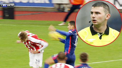 Stoke City – MU (vòng 20), Phút 65, trong nỗ lực ngăn cản cú đánh đầu của đối thủ, hậu vệ Chris Smalling của Man United đã giơ hẳn cánh tay chặn trái bóng lại.
