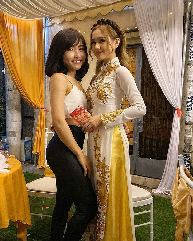 Uyên Pu cũng có mặt chung vui cùng Xemesis và Xoài Non. Tuy nhiên ngay sau khi bức ảnh của cô chụp cùng cô dâu được đăng tải trên mạng xã hội, nữ streamer bị cộng đồng mạng "ném đá" không thương tiếc.