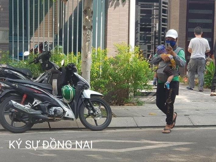 Bản thân người ca thì một tay đỡ con, một tay liên tục kiểm tra điện thoại có lẽ đang chờ để đón khách. Ngay sau khi vừa chia sẻ, những bức hình trên đã khiến dân mạng không khỏi xót xa.